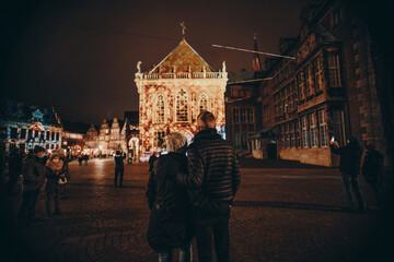 Obraz premium couple in front of a light show in Bremen Germany