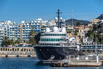 Yacht dans le port Lympia à Nice