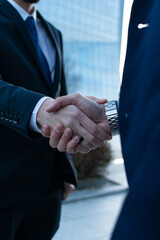 Dos hombres de negocios dándose la mano