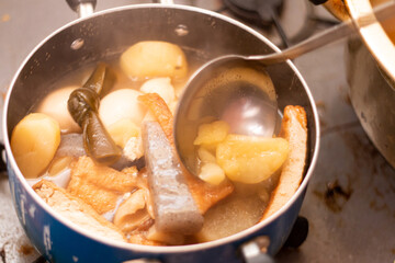 あつあつのおでん調理中。お玉ですくう。和食/日本の文化と食生活/冬の風物詩