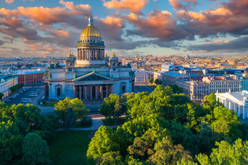 Obraz premium Saint-Petersburg from drone. St. Isaac Cathedral against beautiful sky. Summer in Russia. Aerial panorama of Petersburg against the background of multicolored clouds. Architecture Of St. Petersburg.