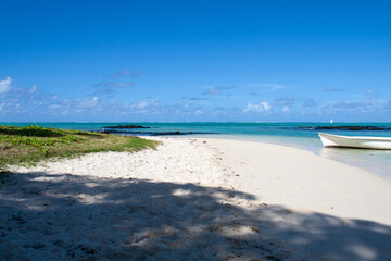 Obraz premium Mauritius island: Beach with turquoise lagoon, coral reef