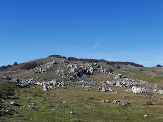 solitaria vista dei monti simbruini in italia in una giornata limpida autunnale