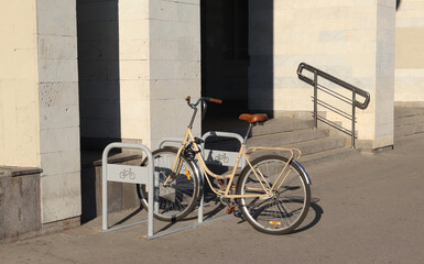 Fototapeta na wymiar Women's bike in the bicycle parking