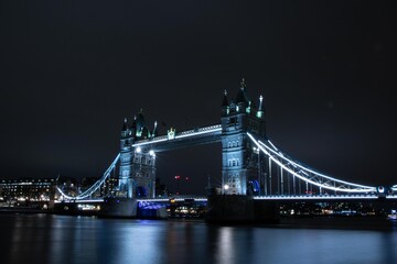 Fototapeta na wymiar London bridge at night