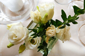 Obraz na płótnie Canvas Table setting for a wedding or dinner event, with flowers.