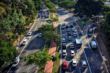 Carros na avenida Sumare, Sao Paulo. - obrazy, fototapety, plakaty