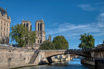 Obraz premium Notre Dame cathedral seen from the Seine river
