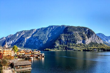 Hallstatt is a completely amazing town in Austria, hidden between the mountains and Lake Hallstattersee.