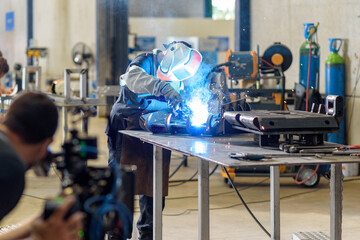 trabajador mecánico metal en taller con herramientas profesionales de corte y soldadura