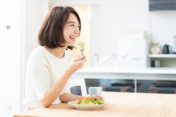 サラダを食べる女性