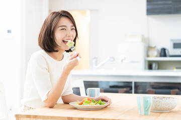 サラダを食べる女性