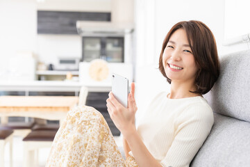 スマホを見る女性