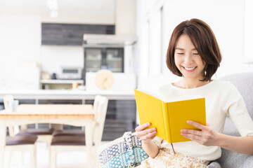 本を読む女性