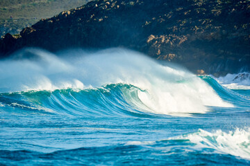 Grandes olas en la playa