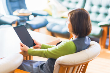 タブレット端末を見る　シニア女性　【シニアライフ】