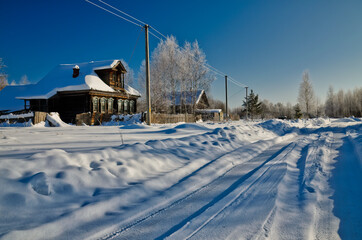Obraz premium Frosty clear winter day in Russian village