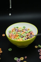Cereal fondo negro con leche