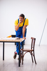 Obraz premium Young male carpenter working indoors