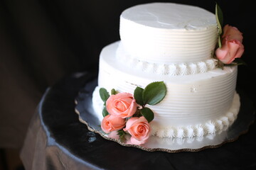 Pastel con rosas rosas