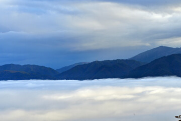 Fototapeta na wymiar 霧の都「亀岡霧のテラス」からの雲海絶景