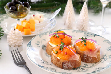 Delicious open sandwich tartine with kumquat compote, prosciutto and cream cheese. Holiday appetizer. きんかんコンポートのブルスケッタ