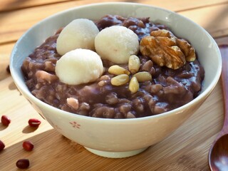 한국의 음식 팥죽과 호두
