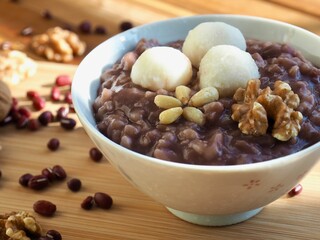 한국의 음식 팥죽과 호두

