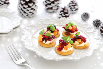 Christmas canapes with dried cranberry and cream cheese. ドライフルーツとクリームチーズのカナッペ