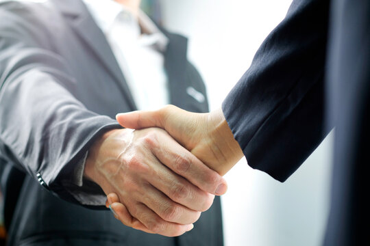 Holding hands with business partners to trust business partners, relationships to achieve future commercial and investment goals.