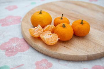 Obraz na płótnie Canvas Fresh juicy clementine mandarins on wooden board 