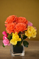 雪の前に刈り取った色とりどりのバラ