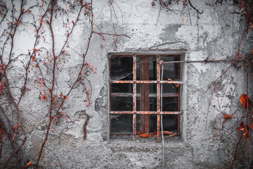 Altes Fenster an Fassade