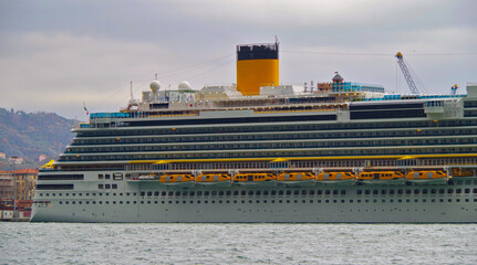 Riesiges Kreuzfahrtschiff Costa Diadema or Firenze im Hafen von La Spezia, Cinque Terre Italien -...
