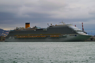 Riesiges Kreuzfahrtschiff Costa Diadema or Firenze im Hafen von La Spezia, Cinque Terre Italien -...