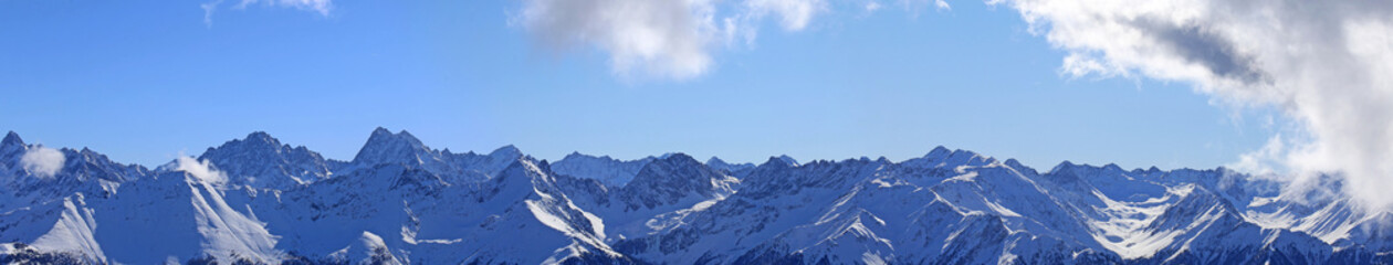 Fototapeta na wymiar Alpenpanorama mit schneebedeckten Berggipfeln im Winter