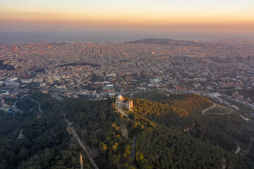 Obraz premium Aerial drone shot of Tibidabo Mountain with city view of Barcelona