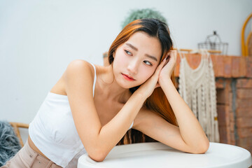 Obraz premium Portrait of beautiful woman at white table.