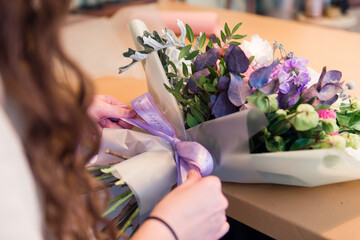 fresh bouquet desktop flower shop, tie a bow, close up