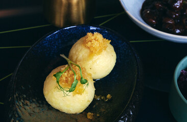 Selbstgemachte Kartoffel Knödel mit Semmelbrösel und Buuter
