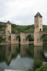 Fototapeta na wymiar valentré bridge and river lot in cahors (france)