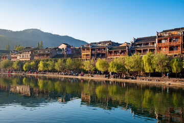 Obraz premium the river, the boat, stone bridge and the old houses at ancient phoenix town in the morning at Hunan, China.