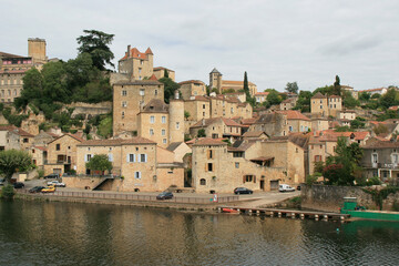 Fototapeta na wymiar Puy-l'Evêque and river Lot (France)