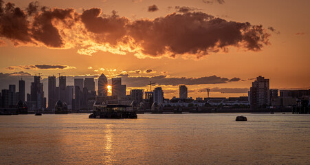Obraz premium sunset over city