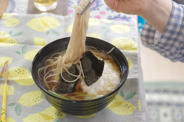 あたたかいトトロ蕎麦を食べる