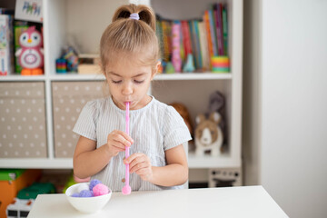 Straw and pom pom counting game. fun game for preschooler to move their pom poms. Creative hands-on...