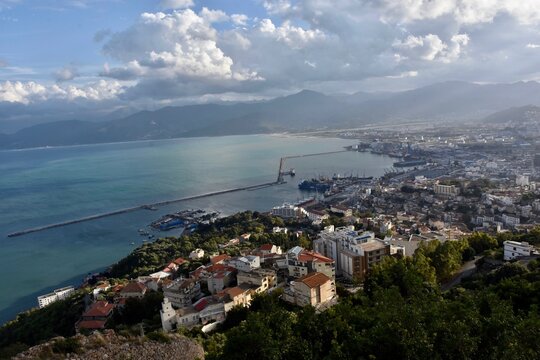 Vue de la ville de Bejaia depuis la montagne. Soir. Alg&eacute;rie