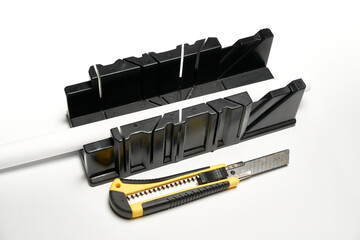 Cut out the Styrofoam skirting board with a clerical knife using a corner trimming box. Renovation...
