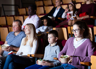 Obraz premium caucasian family sitting at premiere in cinema