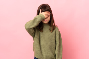 Obraz premium Little girl isolated on pink background covering eyes by hands. Do not want to see something